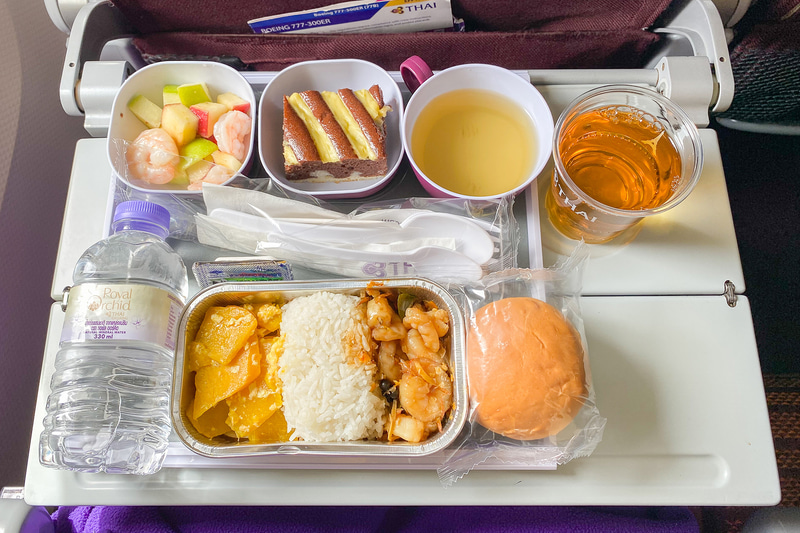 時間的にお昼ごはんとなる機内食。辛いエビの炒めものが美味しかった