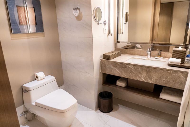 バスルームはガラス張りでバスタブのないタイプでした。1人なので部屋との間のブラインドは下ろしていません