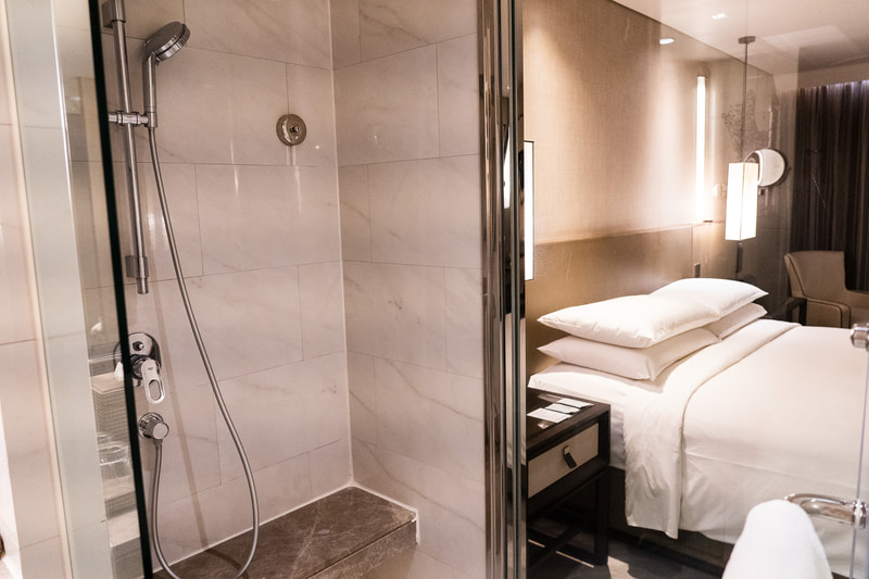 バスルームはガラス張りでバスタブのないタイプでした。1人なので部屋との間のブラインドは下ろしていません