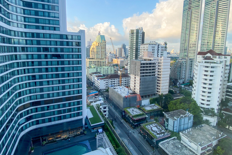 お部屋からの眺め。公園側ではなくスクンビットSOI22通り側でした