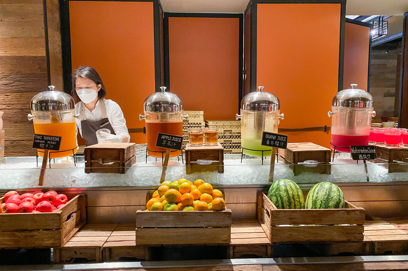 ドリンク、パン、チーズ、お肉、フルーツとどれも多彩