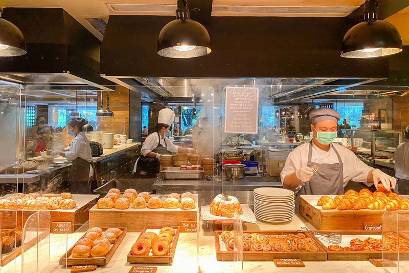 ドリンク、パン、チーズ、お肉、フルーツとどれも多彩