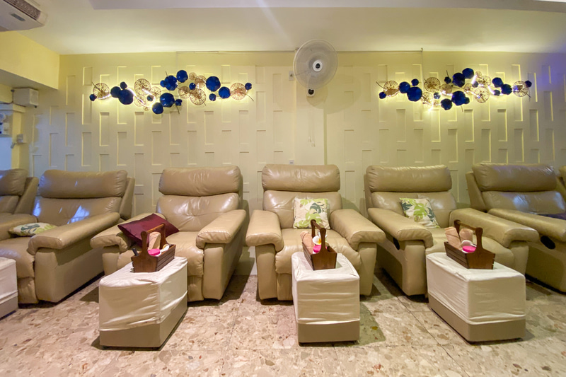 フットマッサージ60分250バーツ（約930円）、タイ古式マッサージ60分300バーツ（約1110円）など