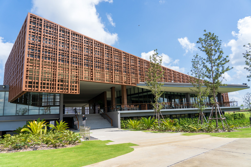 2022年1月オープンのサイアムCCバンコク。クラブハウスの施工は三井住友建設