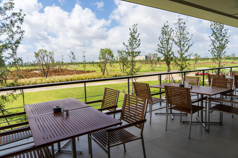 吹き抜ける風が気持ちいいテラスから18ホールあるコースを見渡せます