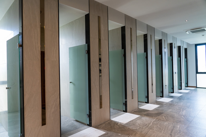 高級感ある木目調のロッカールーム（男性用）。洗面台もシャワーブースも広くてキレイ