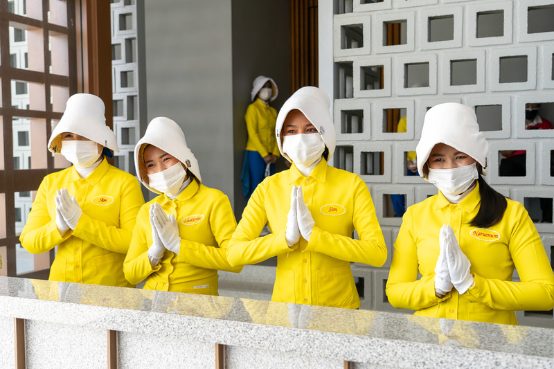 笑顔が素敵な約100名のキャディーさんたちがお待ちしています