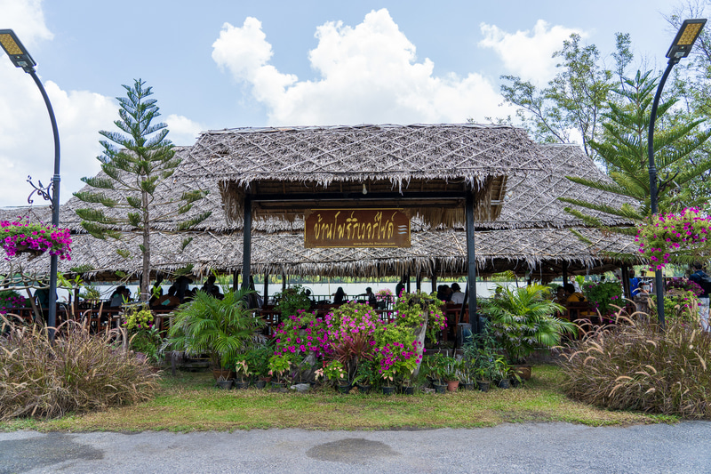 途中で立ち寄ったバンパコン川沿いのレストラン「Ban Pho Riverside」でランチ。メニューはシーフード中心