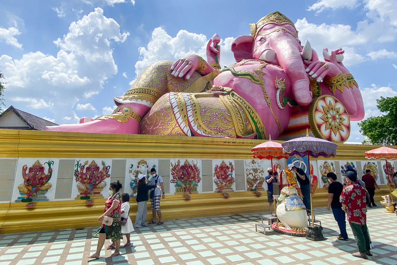 2011年に建てられた「ワット・サマーン・ラッタナーラーム」はタイ屈指のパワースポット。“願い事がすぐ叶う”ことで人気なのだそう