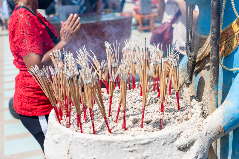 タイのお線香は大きいですね