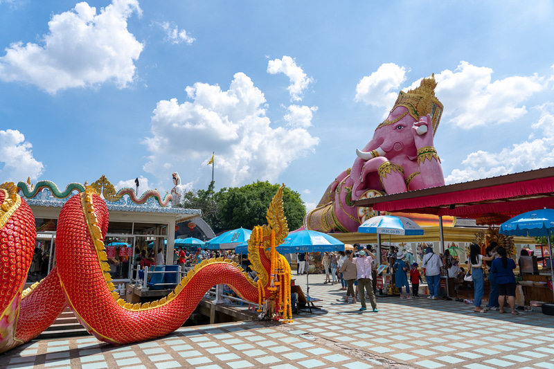 ピンクの象に赤いヘビなど、ワット・サマーン・ラッタナーラームとにかくカラフル