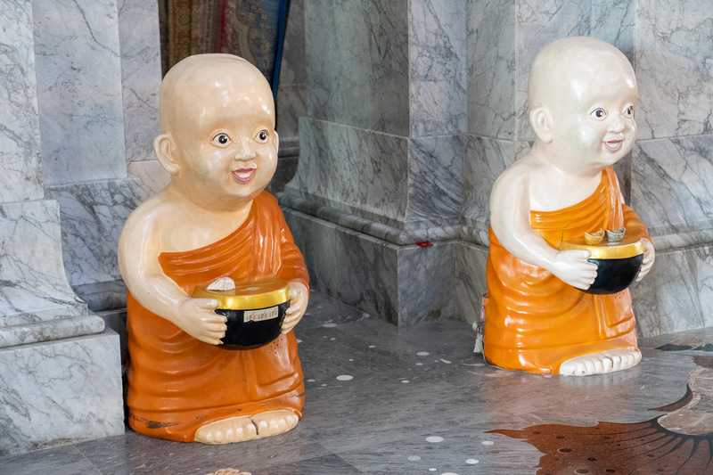 托鉢の僧侶人形