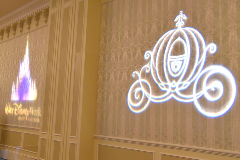 東京ディズニーランドホテル 大宴会場にはロゴなどが投影され、パーティを盛り上げていた