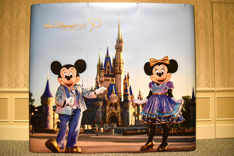 50周年のコスチューム姿のミッキーマウスたちと撮れるフォトロケーションも登場