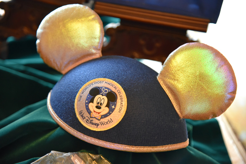 パークでかぶりたいイヤーハットも50周年カラーをまとっている