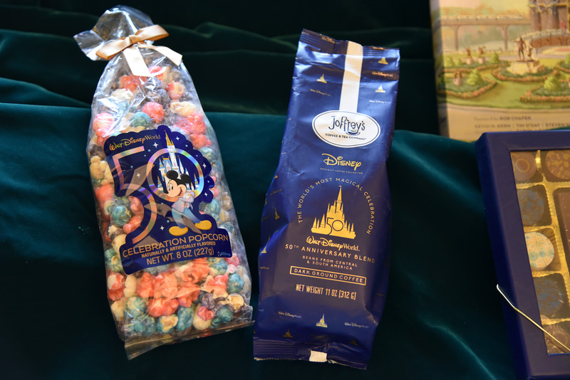 お土産の大定番ポップコーンは袋入りでカラフル＆コーヒーはシックなパッケージ