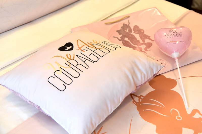 持ち帰りOKのクッションとミニバルーン。ペーパーバッグも付属する