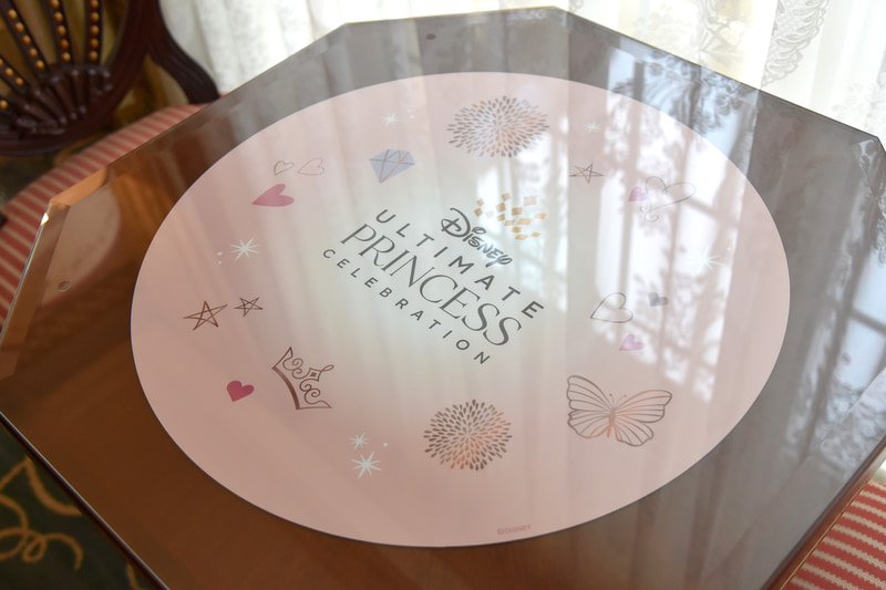 テーブルにもロゴを発見