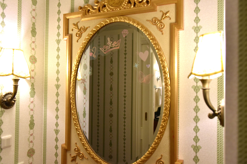 ティアラを被ったような写真が撮れるようにミラーをデコレーション