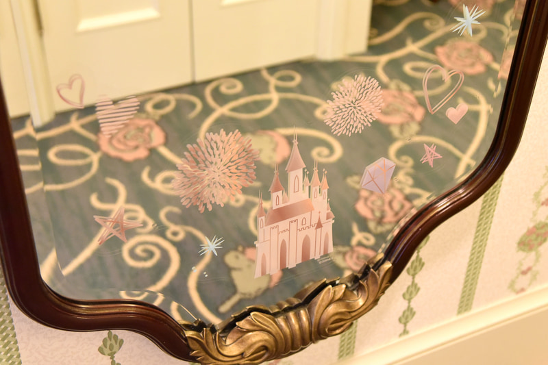 全身用の鏡には小さなプリンセス目線で楽しめるデコレーションがあった