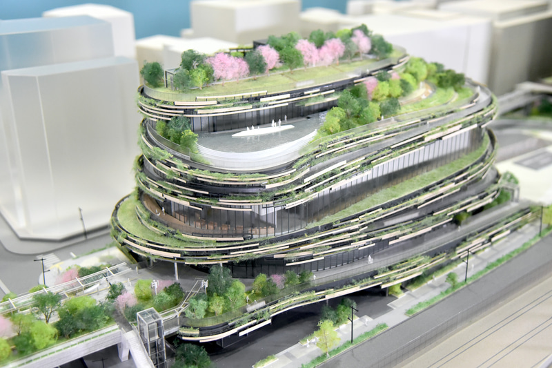 屋上庭園があり、緑に包まれた「文化創造棟」