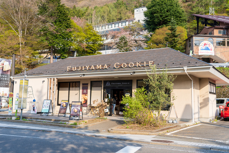 ロープウェイ河口湖畔駅のすぐ近くにある「フジヤマクッキー」にはお土産にもぴったりなクッキーがいろいろ
