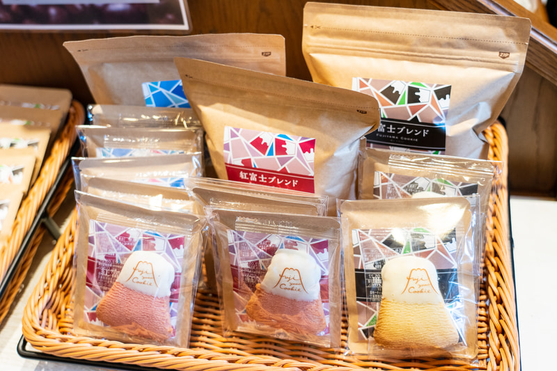 ロープウェイ河口湖畔駅のすぐ近くにある「フジヤマクッキー」にはお土産にもぴったりなクッキーがいろいろ