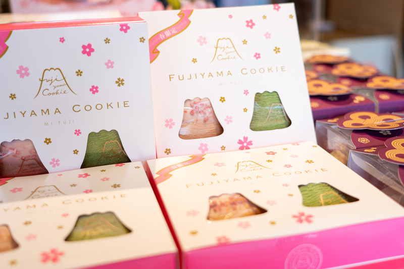 ロープウェイ河口湖畔駅のすぐ近くにある「フジヤマクッキー」にはお土産にもぴったりなクッキーがいろいろ