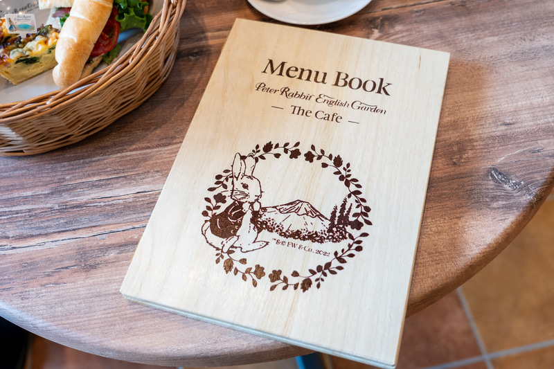 絵本のような木製のメニューです