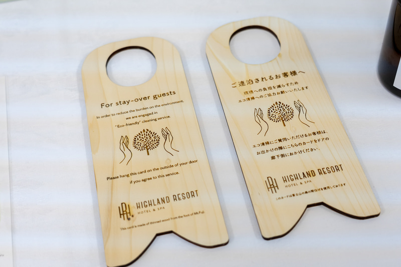 連泊時にリネン類の交換や客室清掃を行なわない「エコ清掃」を導入。賛同ゲストは富士山の森の間伐材で作ったエコ清掃カードを提示する