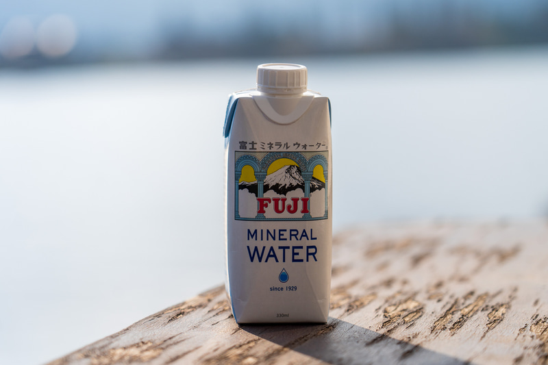 脱プラスチック化として紙資源を使用した「紙パック容器」のナチュラルミネラルウォーターを販売