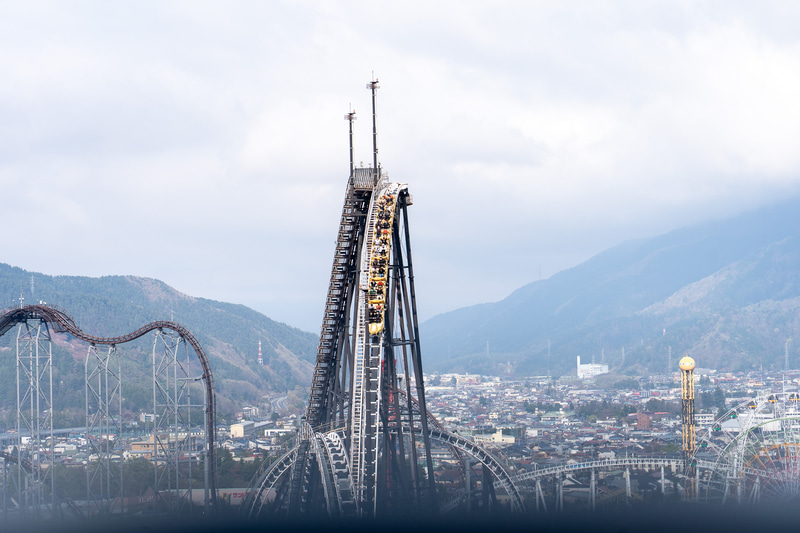 絶叫アトラクション「FUJIYAMA」が最高部の79m地点から落ちるのが見えたら、目の前を通り過ぎるのはまもなく！