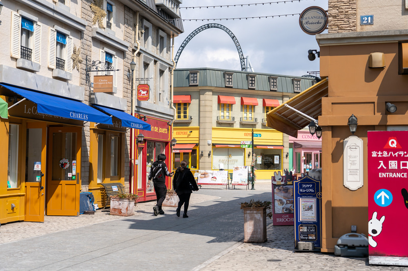 同園内にある人気絵本のキャラクター「リサとガスパール」の世界初のテーマパーク「リサとガスパール タウン」。パン屋さんやパティスリーなどもあってプチフランスのようでした