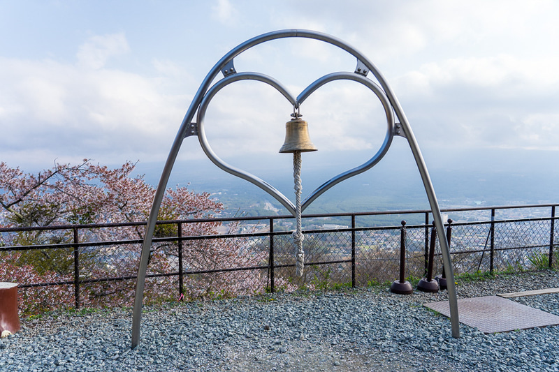 富士山と向かい合うように設置されている「天上の鐘」