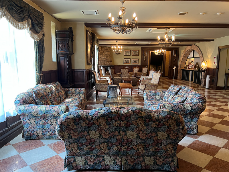 お城内部のサロンも雰囲気抜群