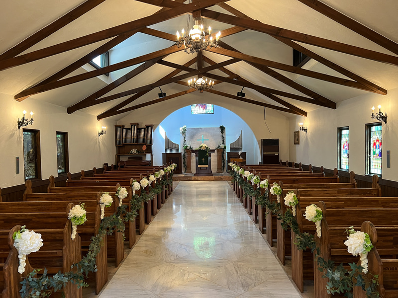 木の梁が特徴的。18世紀のステンドグラスも素敵です