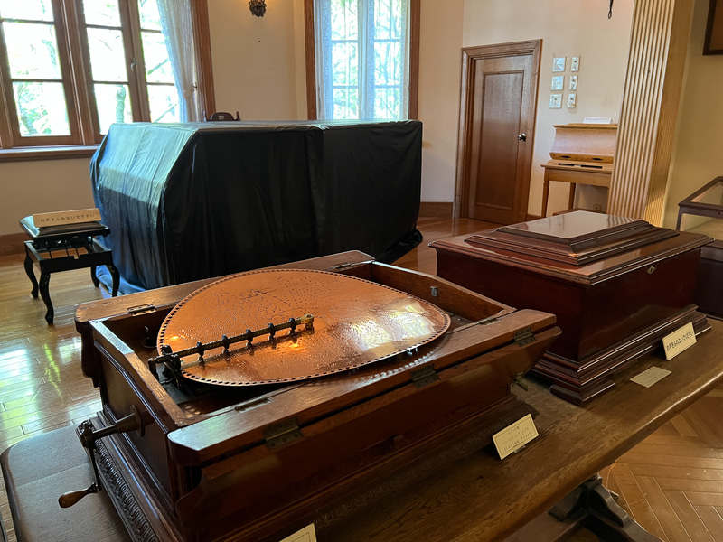 ディスクが見えるアンティークオルゴール