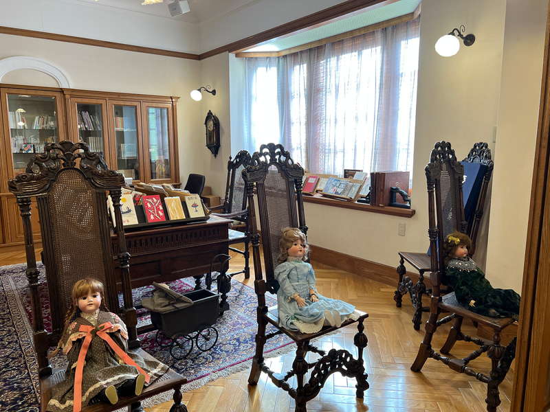 夢二にちなみ、大正時代に日本で作られたモリムラドールやオールドノリタケも展示