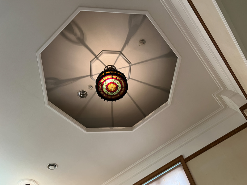 ランプやステンドグラスもすべてアンティーク