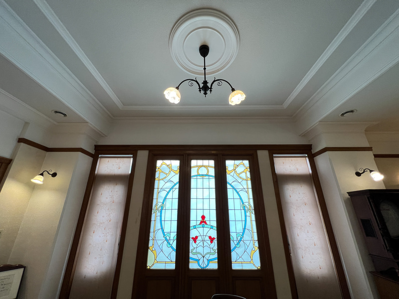 ランプやステンドグラスもすべてアンティーク