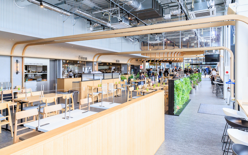 座席。窓側にはカウンターも用意