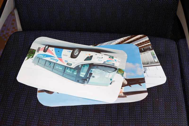 参加者に配られた写真。京成電鉄やANAの乗り物がお題になっている