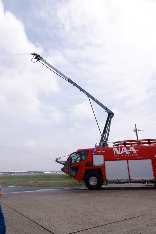 まず、普通の放水が行なわれた。上部のノズルを取り付けたアームは、Snozzle HRET（High Reach Extendable Turret）という