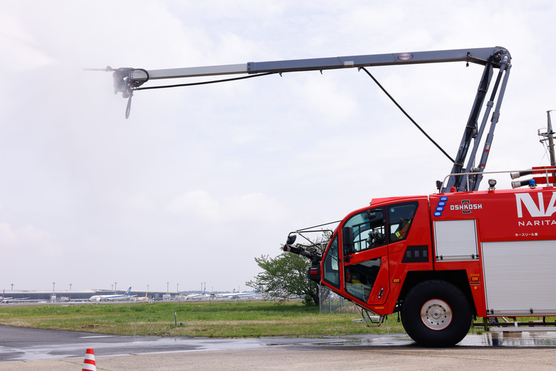 折り畳み式のアーム先端には、胴体内に突き入れて内部に放水するための仕掛け（穿孔ノズル）がある。こちらは先の放水と異なり、水が霧状に広がっている様子が分かる