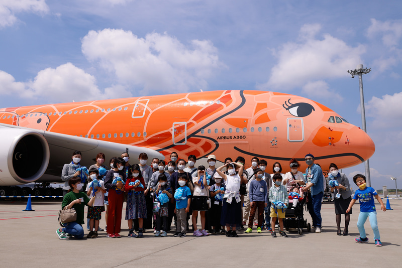 ANAのスタッフから機体の概要について説明を受けたあと、全員で3号機をバックに記念撮影。