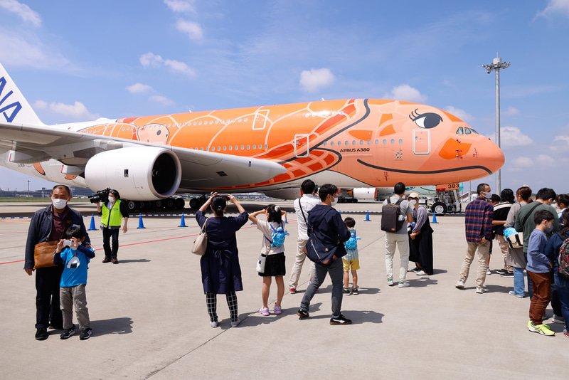 自由撮影タイム。やはりというか、機首部分を背景にするアングルに人気があったようだ。しかしなかには、主翼の端部あたりまで進出（？）した参加者も