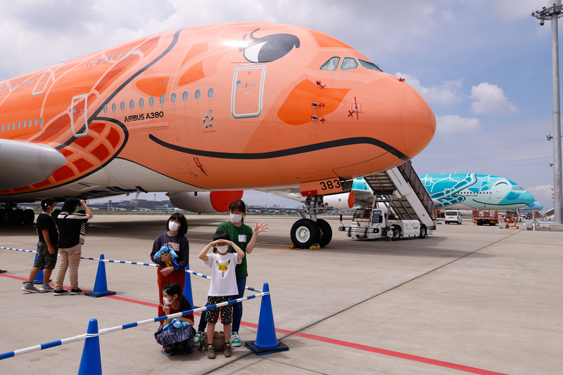 記念撮影のバックに3機のA380。手前から順に、JA383A、JA382A、JA381Aという並び