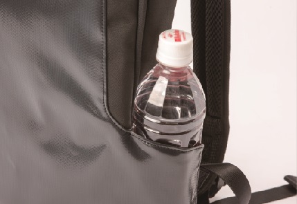 ペットボトルなどが収納可能なサイドポケットを装備