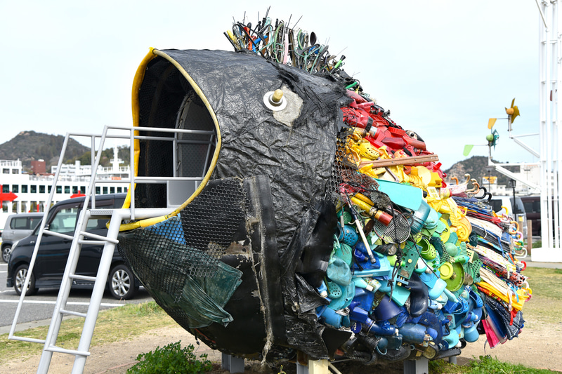 淀川テクニック作「宇野コチヌ」。滑り台になっていて、子供が遊べる