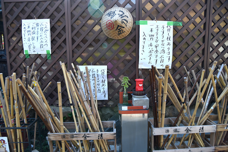 これから待ち受ける785段の階段を登り切るための必需品・杖も100円で貸出中